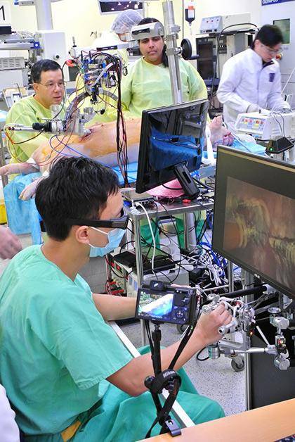 20862 Робот-хирург помещается в теле пациента