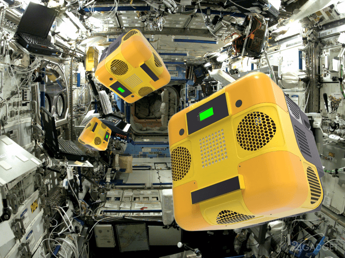 38591 Космонавты под колпаком роботов-шпионов NASA? (5 фото + видео)