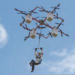 39609 Совершен первый в мире прыжок человека с летящего дрона (3 видео)
