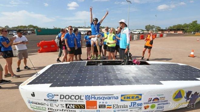 В Австралии стартовали гонки машин на солнечных батареях (27 фото + 2 видео)