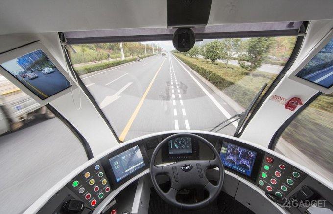 Безрельсовый электропоезд колесит по обычной дороге в Китае (9 фото + 2 видео)
