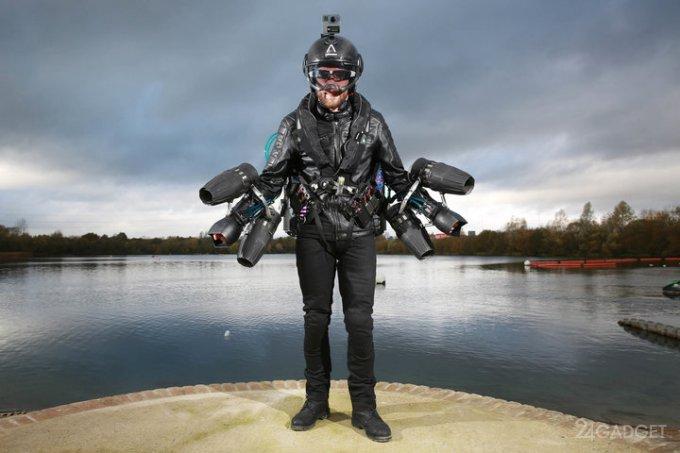 Британец в летающем костюме, как у Железного человека, установил рекорд скорости (5 фото + видео)