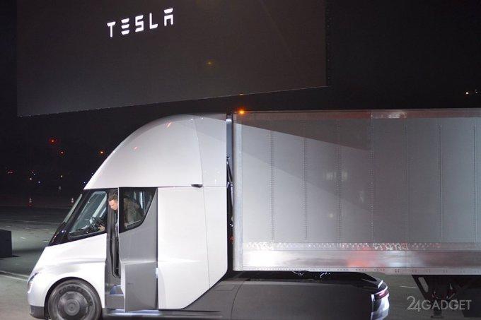 Отставному дальнобойщику не понравилась Tesla Semi (4 фото + 2 видео)