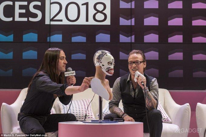 Секс-робота Гармонию во время презентации превратили в Солану (5 фото + 2 видео)