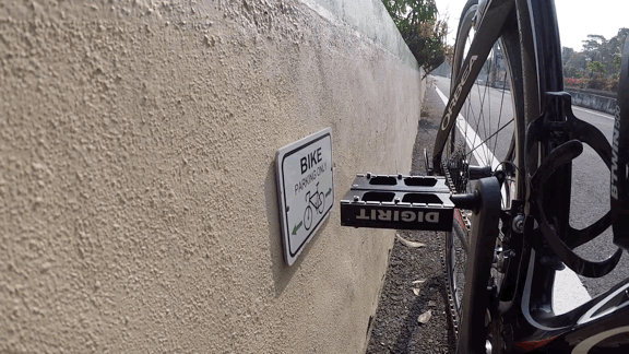 Магнитные педали не позволят велосипеду упасть на парковке (5 фото + видео)