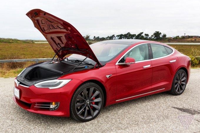 Электромобиль Tesla Model S превратили в майнинг-ферму (3 фото)