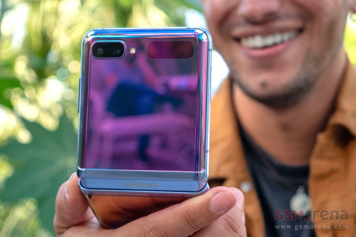66386 Samsung Galaxy Z Flip 5G получает One UI 4 на базе Android 12